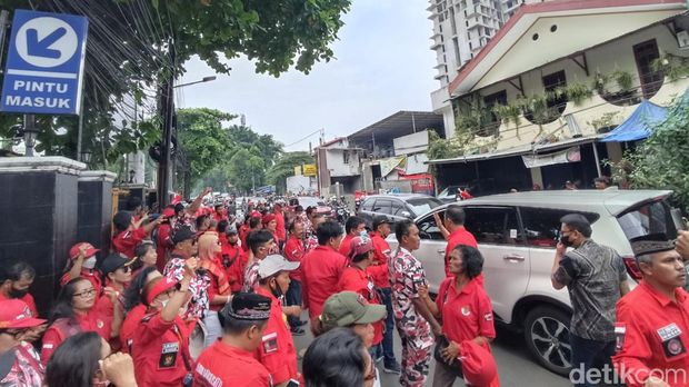 Anggota ormas Pemuda Batak Bersatu (PBB) mendatangi PN Jaksel. Mereka memaksa masuk untuk memantau sidang Sambo di kasus pembunuhan Brigadir Yosua. (Wildan N/detikcom)