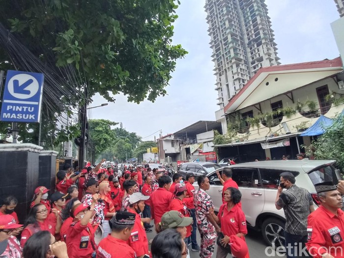 Anggota ormas Pemuda Batak Bersatu (PBB) mendatangi PN Jaksel. Mereka memaksa masuk untuk memantau sidang Sambo di kasus pembunuhan Brigadir Yosua. (Wildan N/detikcom)