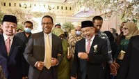 Momen Anies disambut oleh Presiden PKS Ahmad Syaikhu di acara pernikahan tersebut. (Foto: Dok. Humas PKS)