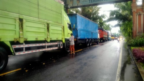 Antrian kendaraan mengular hingga belasan kilometer akibat jembatan bilukpoh tertutup material banjir, Senin (17/10/2022)