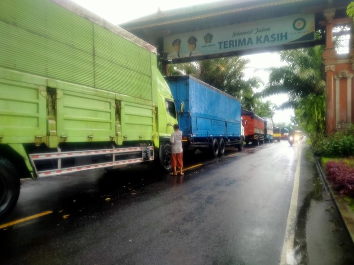 Antrian kendaraan mengular hingga belasan kilometer akibat jembatan bilukpoh tertutup material banjir, Senin (17/10/2022)