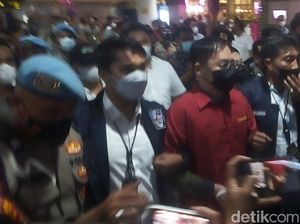 Momen Bos Judi Online Apin BK Tiba di Sumut Usai Ditangkap
