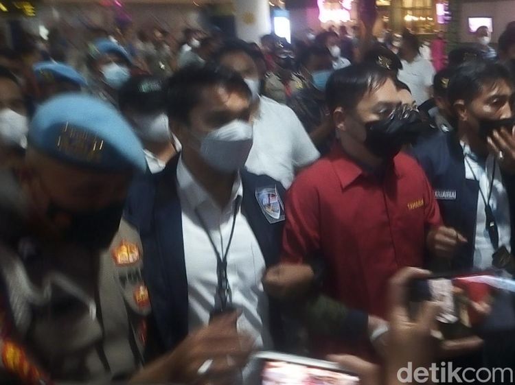Momen Bos Judi Online Apin BK Tiba di Sumut Usai Ditangkap