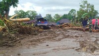 Proses pembersihan jembatan di Jalan Denpasar-Gilimanuk, Jembrana, Bali, pasca banjir bandang, Senin (17/10/2022). (Foto: I Ketut Suardika/detikBali)