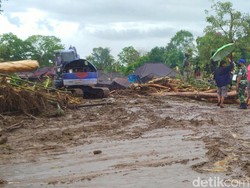 Proses pembersihan jembatan di Jalan Denpasar-Gilimanuk, Jembrana, Bali, pasca banjir bandang, Senin (17/10/2022). (Foto: I Ketut Suardika/detikBali)