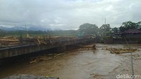 Kondisi jembatan Biluk Poh ketika banjir sudah mulai surut Selasa (18/10/2022). foto: I Ketut Suardika