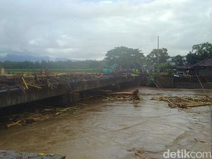 Potret Banjir di Jembrana: Jembatan Putus, Gilimanuk-Denpasar Lumpuh