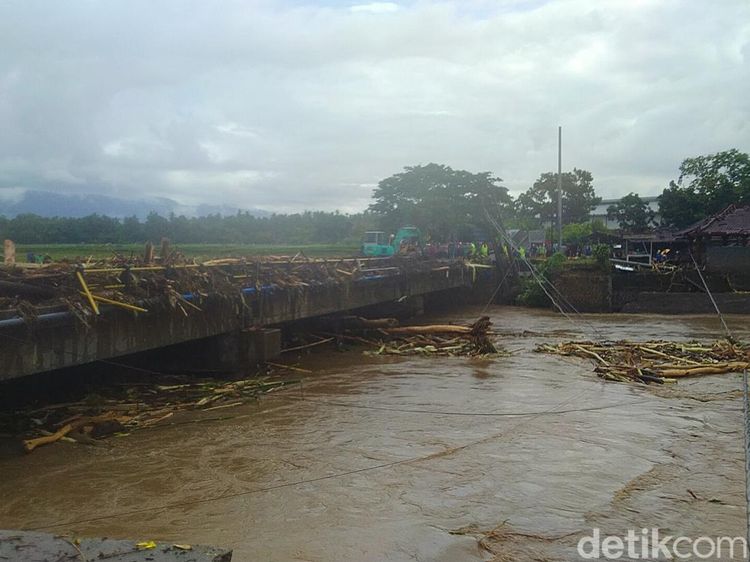 Potret Banjir di Jembrana: Jembatan Putus, Gilimanuk-Denpasar Lumpuh
