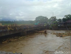 Kondisi jembatan Biluk Poh ketika banjir sudah mulai surut Selasa (18/10/2022). foto: I Ketut Suardika