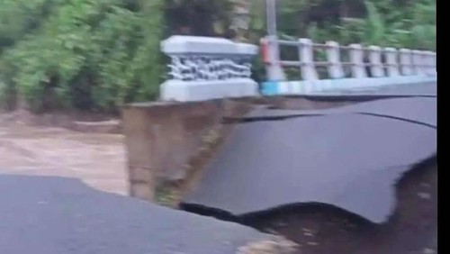 Jembatan di Desa Penyaringan, Jembrana, Bali putus akibat banjir, Senin (17/10/2022). (Istimewa)