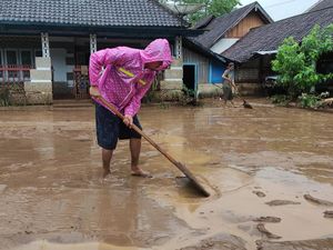 Banjir di 3 Dusun Desa Sitiarjo Malang Surut, Warga Mulai Bersihkan Lumpur