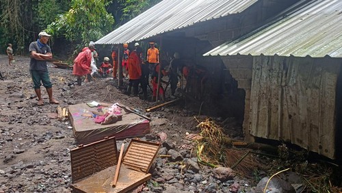 Tim SAR gabungan bersama dengan warga saat mencari keberadaan korban di rumahnya di Banjar Dinas Santi, Desa dan Kecamatan Selat, Kabupaten Karangasem. (I Wayan Selamat Juniasa/detikBali)
