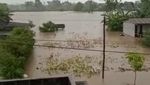 Banjir Nyaris Sampai Atap Rumah Warga Sutojayan Blitar