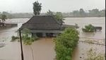 Banjir Nyaris Sampai Atap Rumah Warga Sutojayan Blitar