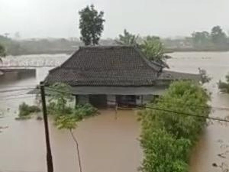 Banjir Nyaris Sampai Atap Rumah Warga Sutojayan Blitar