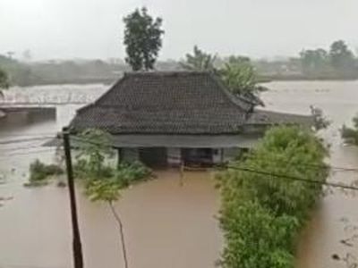 Banjir Nyaris Sampai Atap Rumah Warga Sutojayan Blitar