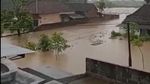 Banjir Nyaris Sampai Atap Rumah Warga Sutojayan Blitar