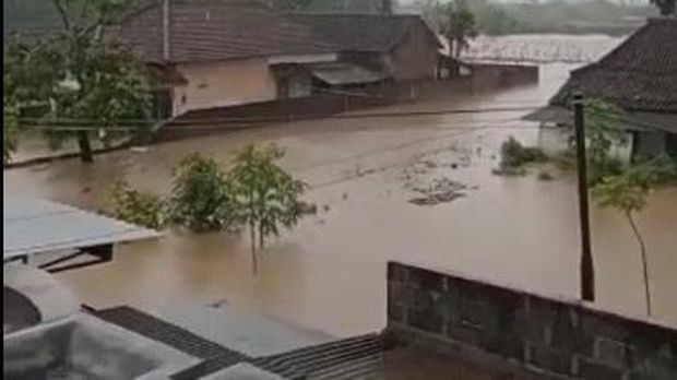 Banjir melanda Desa Kedungbunder, Kecamatan Sutojayan, Kabupaten Blitar, Senin (17/10/2022). Dalam video amatir yang beredar, ada titik banjir yang nyaris sampai atap rumah warga.