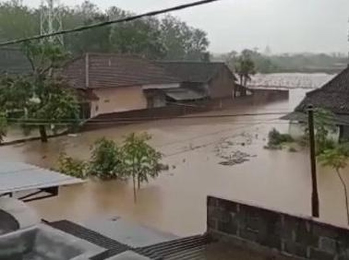 Banjir melanda Desa Kedungbunder, Kecamatan Sutojayan, Kabupaten Blitar, Senin (17/10/2022). Dalam video amatir yang beredar, ada titik banjir yang nyaris sampai atap rumah warga.