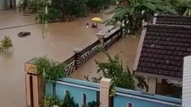 Banjir melanda Desa Kedungbunder, Kecamatan Sutojayan, Kabupaten Blitar, Senin (17/10/2022). Dalam video amatir yang beredar, ada titik banjir yang nyaris sampai atap rumah warga.