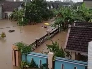 Banjir di Blitar dan Malang, Khofifah Ingatkan Lagi Soal Kesiagaan