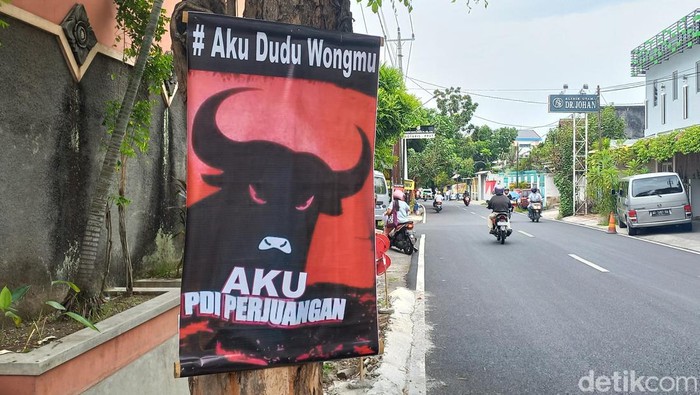 Banner berlogo PDIP dengan tulisan Aku Dudu Wongmu terpasang di Jalan Surya, Jebres, Kota Solo, Senin (17/10/2022).