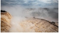 Akibatnya air terjun yang disebut saingan Air Terjun Niagara itu berubah seperti air bah yang cukup membuat merinding.  