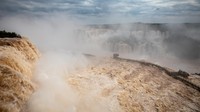 Debit air yang jatuh dari air terjun Iguazu meningkat signifikan dalam beberapa hari terakhir setelah hujan deras di wilayah tersebut.  