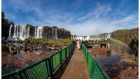 (atas-bawah) Foto kombinasi suasana Air Terjun Iguazu di Taman Nasional Iguazu, Foz do Iguazu, Parana, Brasil, Selasa (15/6/2021) dan suasana Air Terjun Iguazu di Taman Nasional Iguazu, Foz do Iguazu, Parana, Brasil, Sabtu (15/10/2022).   