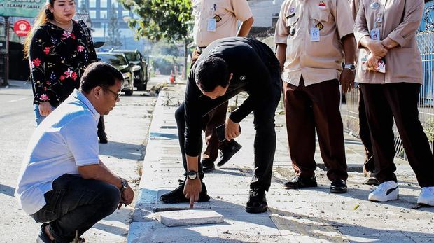 Bima Arya bongkar trotoar yang dikeluhkan warga karena kualitasnya jelek