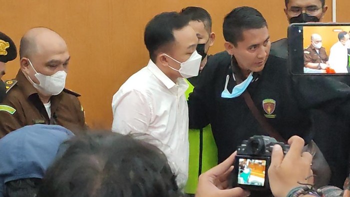 Bripka Ricky Rizal jalani persidangan (Wilda/detikcom)
