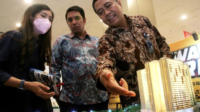 Bank BTN mengincar target penjualan senilai Rp1 triliun dari pameran properti yang digelar serentak pada 17-23 Oktober 2022 di 6 kota di Indonesia. 


Direktur Consumer PT Bank Tabungan Negara (Persero) Tbk. Hirwandi Gafar (ketiga kanan) didampingi jajaran pengembang membuka acara BTN Properti Expo di Tangerang City Mall, Tangerang, Senin (17/10).