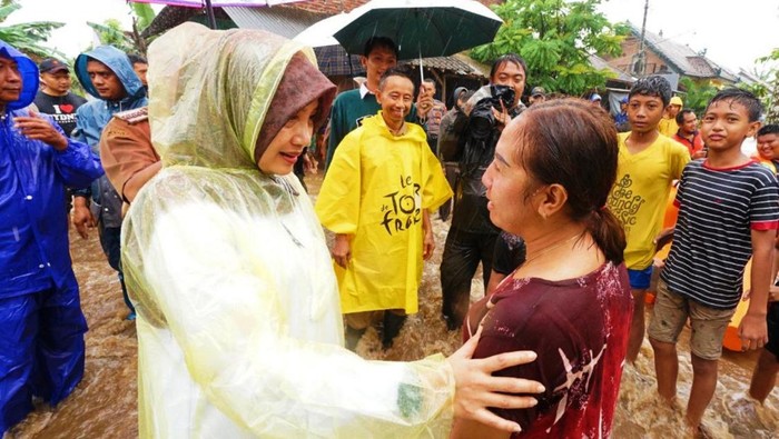 bupati ipuk pantau korban banjir banyuwangi