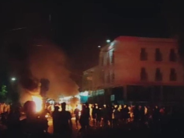 Casis Tamtama TNI AD melakukan aksi blokade jalan di Manokwari, Papua Barat.