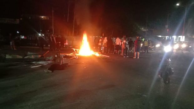Casis Tamtama TNI AD melakukan aksi blokade jalan di Manokwari, Papua Barat.