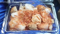 Di Bekasi ada ci cong fan keliling yang jadi langganan anak sekolahan karena berlokasi di depan gedung sekolah. Seporsinya dibanderol Rp 15 ribuan dengan topping lumpia dan siomay. Foto: Alief Workshop