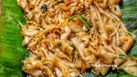Di Medan ada Ci Cong Fan goreng dengan topping telur. Seporsi ci cong fan di sini dibanderol seharga Rp 19.000. Gerainya bernama Mie Balap Logam. Foto: Instagram @nyantapnyantap