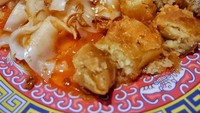 Gerai Haka Dimsum ternyata juga menawarkan menu ci cong fan. Ci cong fan di sini disajikan dengan aneka gorengan khas Medan, biji wijen dan saus. Foto: Instagram @makanbiarsenang