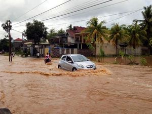 Curah Hujan Tinggi-Fenomena La Nina Sebabkan Banyuwangi Dikepung Banjir