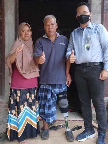 Kakek Sarlan bersyukur mendapatkan kaki palsu baru dar sahabat baik. Setelah berhenti sebagai buruh bangunan, kini Kakek Sarlan beternak ayam.