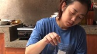 Dapur di rumahnya yang ada di Yogyakarta bergaya khas rumah Jawa. Bagian meja makannya sering dipakai untuk berkumpul dengan keluarga dan teman. Foto: YouTube