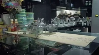 Ini potret dapur Soimah yang didominasi dengan warna abu kehitaman. Setiap sudutnya terdapat peralatan makan dan masak yang tertata rapi. Foto: YouTube