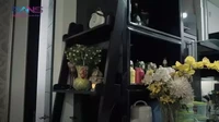 Dapurnya juga dihias dengan rak yang ditata dengan vas bunga. Jadi memberikan efek segar di tengah dapur berwarna abu kehitaman. Foto: YouTube