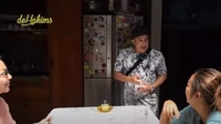 Tak hanya di Jakarta saja. Soimah juga punya rumah di Yogyakarta. Begini penampilan dapurnya saat dibagikan lewat YouTube de Hakims. Foto: YouTube