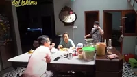 Dapurnya terlebih luar, interiornya didominasi dengan kayu. Dan di bagian tengah dapurnya terdapat meja makan. Foto: YouTube