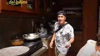Juga terdapat kulkas dua pintu kanan dan kiri yang dihiasi dengan stiker. Untuk kompornya Soimah menggunakan kompor gas biasa. Foto: YouTube