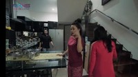 Ini adalah keseruan Soimah saat mengajak Nagita Slavina dan Raffi Ahmad melihat-lihat dapur di rumah Soimah yang ada di Jakarta. Foto: YouTube