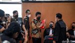 Di Sidang Eksepsi, Ferdy Sambo Usap Kening