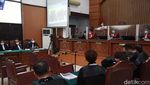 Di Sidang Eksepsi, Ferdy Sambo Usap Kening