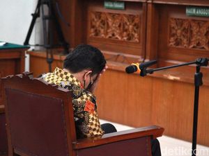 Tangisan Sambo Minta Anak Buah Percaya Skenario Pembunuhan Yosua